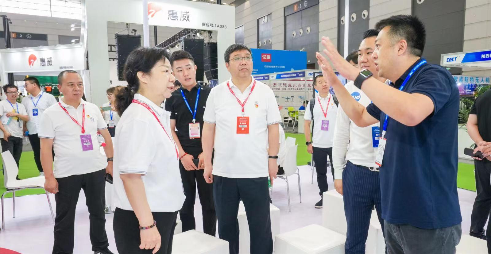 多位领导亲临清听声学展位，全面了解安静操场、教学音响等教育体系产品。