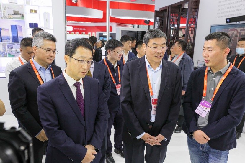 江苏省委常委、常务副省长马欣,苏州市委副书记、市长吴庆文参观清听声学展区